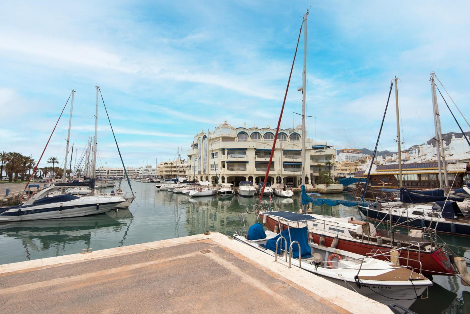 Apartmento En La Pequena Venecia, Puerto Marina ベナルマデナ エクステリア 写真