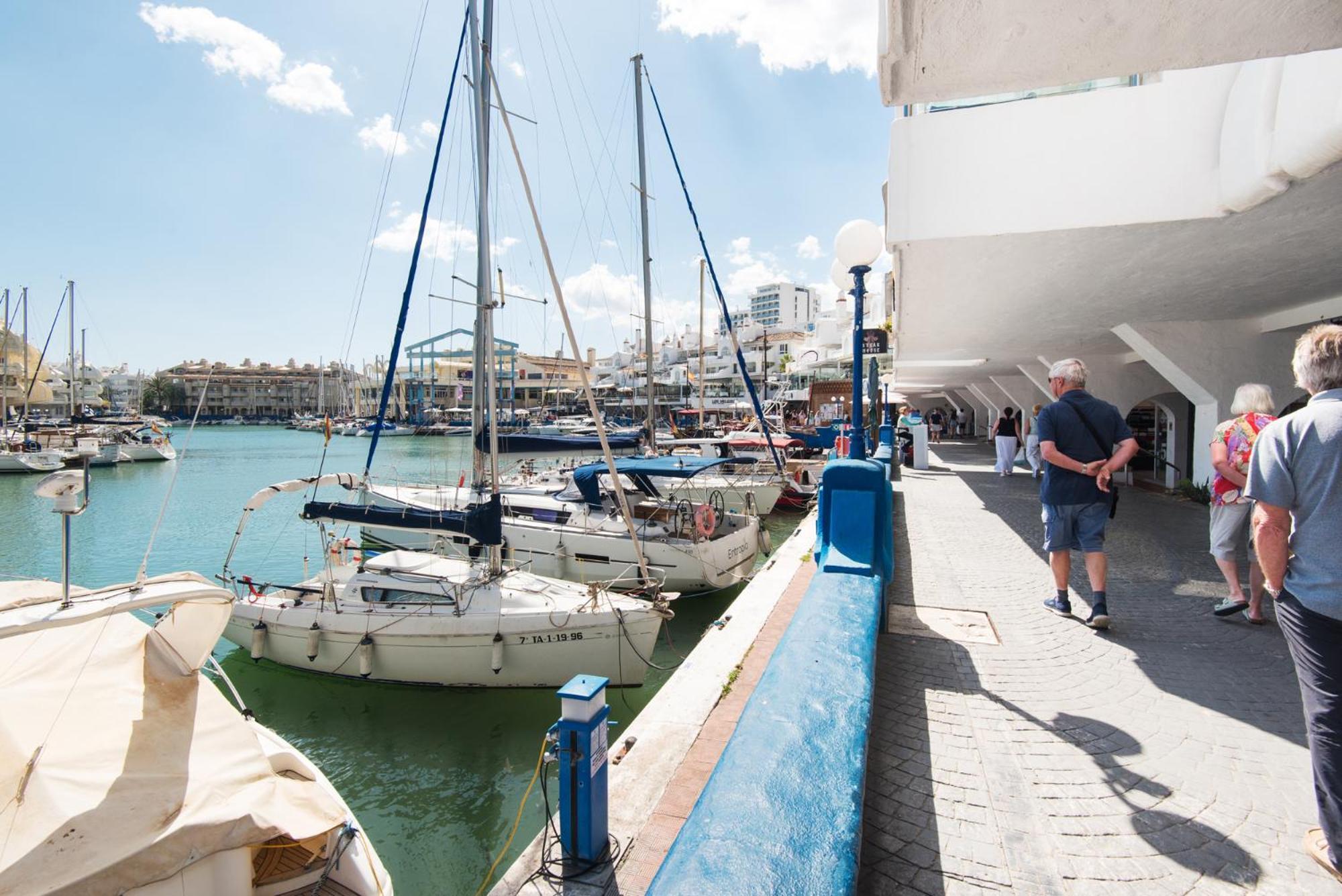 Apartmento En La Pequena Venecia, Puerto Marina ベナルマデナ エクステリア 写真