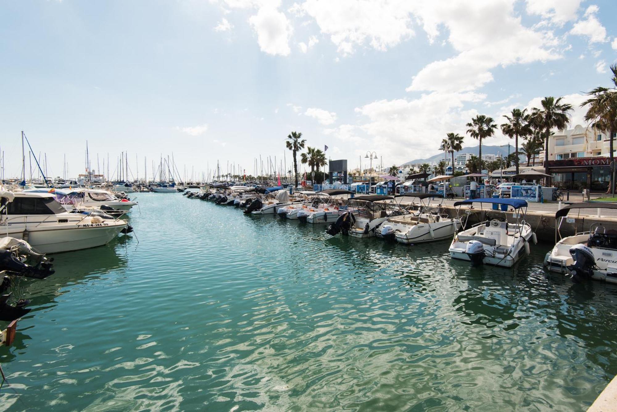 Apartmento En La Pequena Venecia, Puerto Marina ベナルマデナ エクステリア 写真