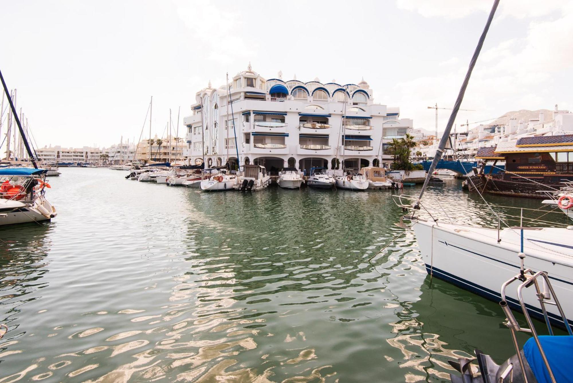 Apartmento En La Pequena Venecia, Puerto Marina ベナルマデナ エクステリア 写真