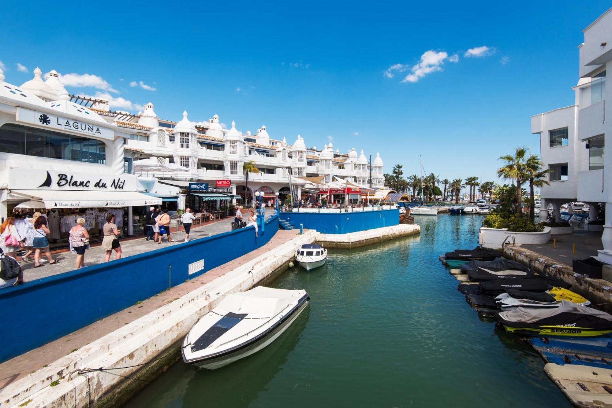 Apartmento En La Pequena Venecia, Puerto Marina ベナルマデナ エクステリア 写真